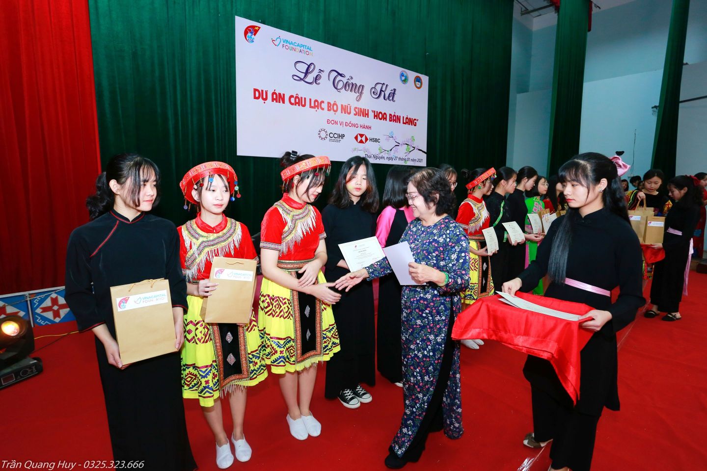 Bà Trương Mỹ Hoa trao giấy chứng nhận và quà cho các nữ sinh CLB VinaCapital Foundation và Quỹ học bổng Vừ A Dính công bố kết quả dự án Hoa bản làng