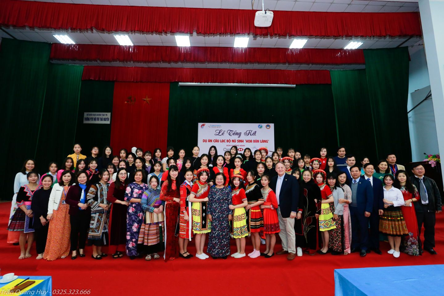 Bà Trương Mỹ Hoa ông Rad Kivette và các vị khách cùng các nữ sinh CLB VinaCapital Foundation và Quỹ học bổng Vừ A Dính công bố kết quả dự án Hoa bản làng