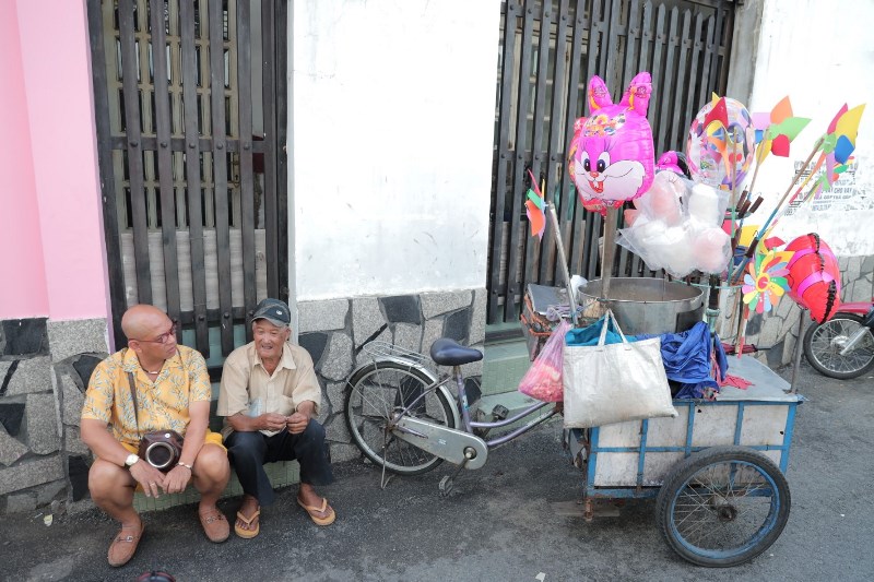 CLM CHU NAM 1 Color Man quay lại giúp đỡ cụ ông gần 50 năm bán kẹo bông gòn