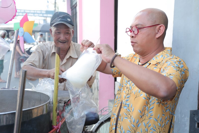 CLM CHU NAM 2 Color Man quay lại giúp đỡ cụ ông gần 50 năm bán kẹo bông gòn