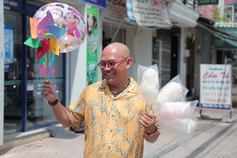 COLOR MAN 2 Color Man quay lại giúp đỡ cụ ông gần 50 năm bán kẹo bông gòn