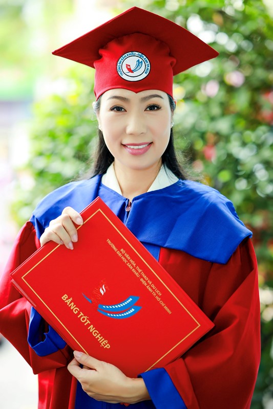 NSƯT Trịnh Kim Chi 1 NSƯT Trịnh Kim Chi hạnh phúc khi nhận bằng tốt nghiệp đạo diễn điện ảnh truyền hình