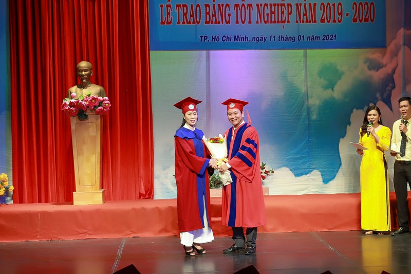 NSƯT Trịnh Kim Chi 4 NSƯT Trịnh Kim Chi hạnh phúc khi nhận bằng tốt nghiệp đạo diễn điện ảnh truyền hình