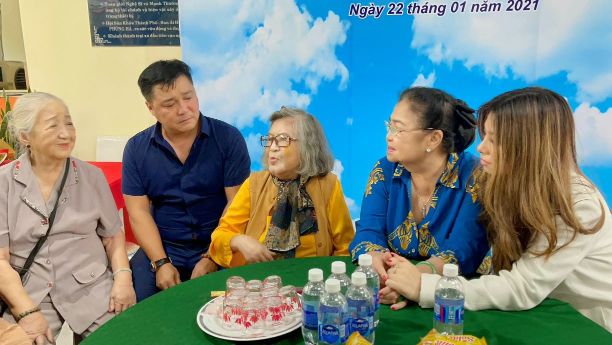 NSƯT Trịnh Kim Chi 6 NSƯT Trịnh Kim Chi cùng gia đình Lý Hùng bàn giao công trình khu dưỡng lão nghệ sĩ 