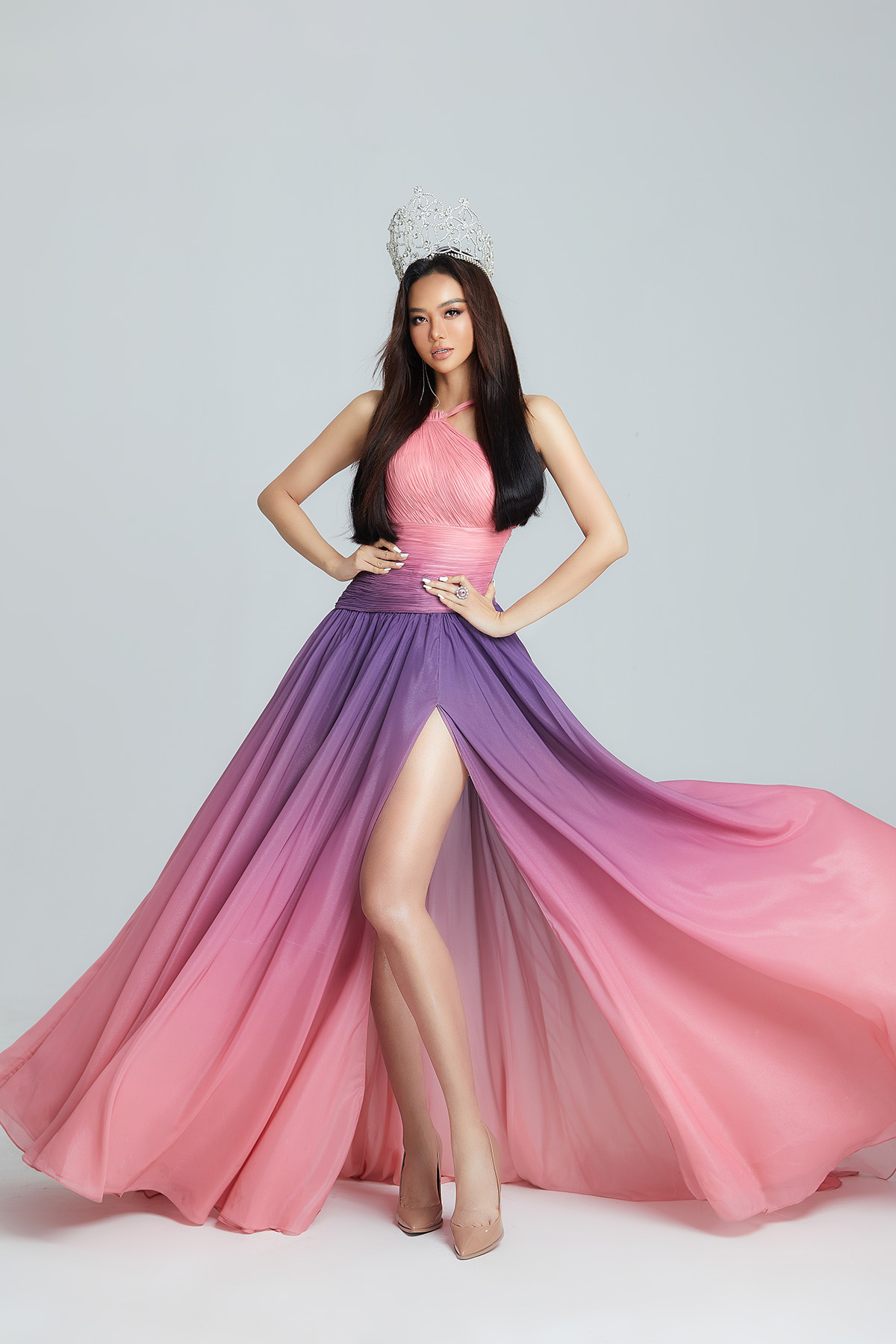 NTK Võ Thành Can0 “Bỏng mắt” với bộ ảnh sexy đầy màu sắc, đa phong cách của Hoa hậu Kiều Ngân