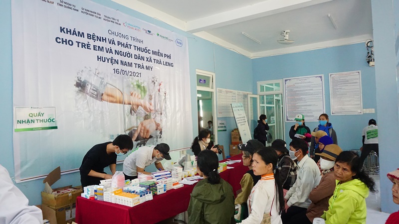 Phát thuốc miễn phí cho người dân đến khám sức khỏe VinaCapital Foundation chung tay khắc phục hậu quả bão lũ tại Nam Trà My, Quảng Nam