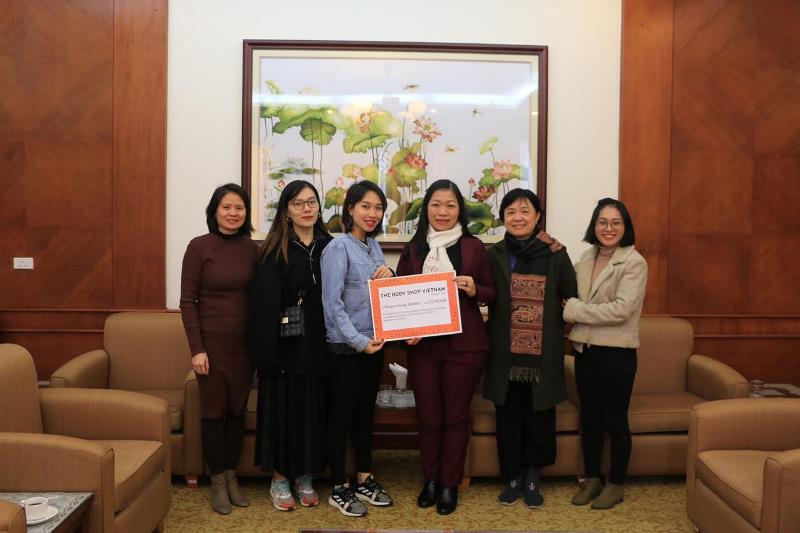  The Body Shop Việt Nam trao tặng hơn 30 triệu đồng giúp đỡ phụ nữ bị bạo lực gia đình