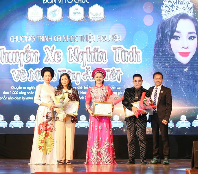 Trinh kim chi 8 NSƯT Trịnh Kim Chi giúp đỡ 1000 hoàn cảnh xa nhà về quê ăn Tết cùng gia đình