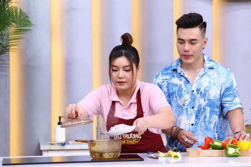 Đấu Trường Ẩm Thực 2 Lê Dương Bảo Lâm bất ngờ với khả năng nấu ăn cực chuyên nghiệp của Lê Nam