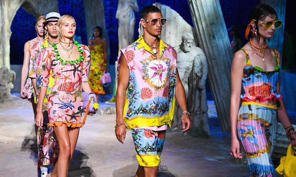 Candy Versace 1  Bắt ngay xu hướng thời trang đến từ các thương hiệu nổi tiếng cho mùa Xuân – Hè 2021