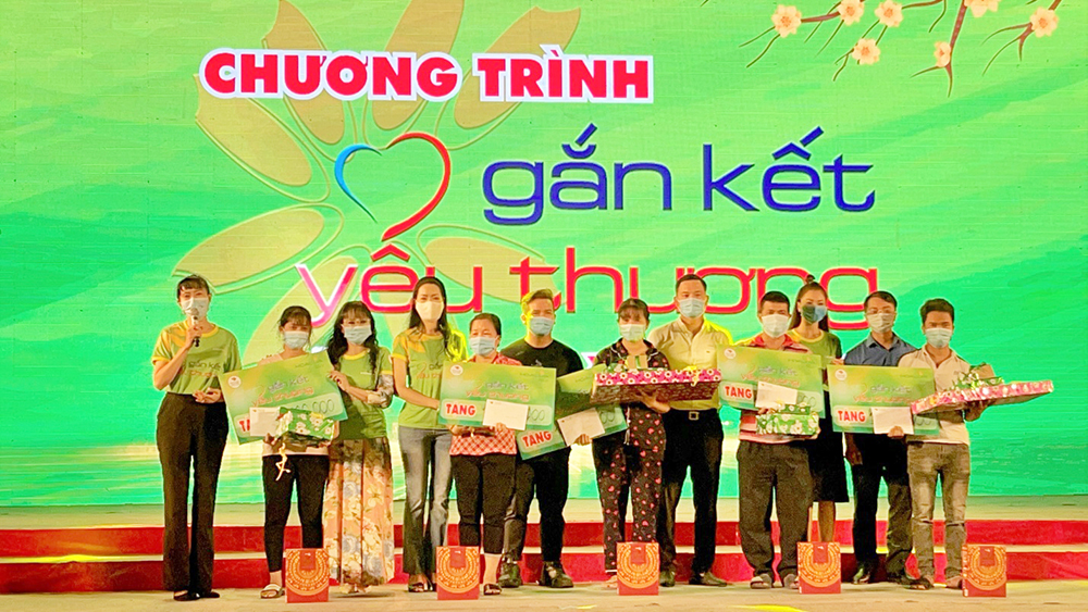 H6 2 Diễn viên Kim Tuyến đồng hành cùng Gạo Hoa Lúa giúp trẻ em nghèo đón Tết