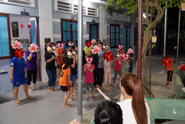 Hoa hau Khanh Van OBV23 Hoa hậu Khánh Vân xúc động trước món quà tất niên của các em nhỏ ngôi nhà OBV