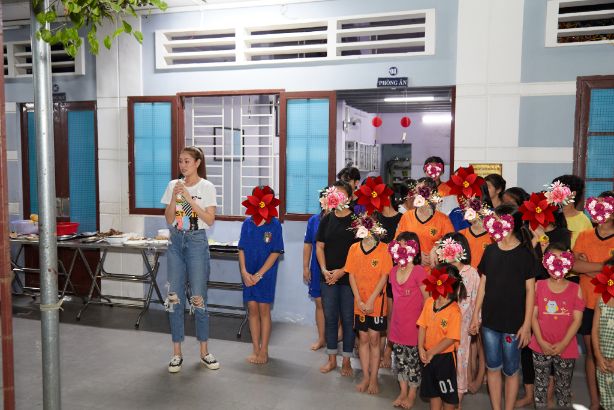 Hoa hau Khanh Van OBV51 Hoa hậu Khánh Vân xúc động trước món quà tất niên của các em nhỏ ngôi nhà OBV