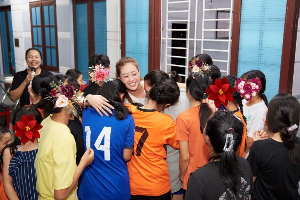 Hoa hau Khanh Van OBV67 Hoa hậu Khánh Vân xúc động trước món quà tất niên của các em nhỏ ngôi nhà OBV