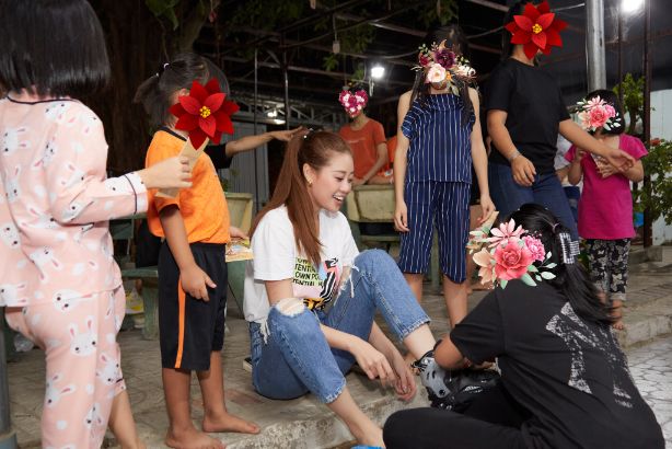 Hoa hau Khanh Van OBV86 Hoa hậu Khánh Vân xúc động trước món quà tất niên của các em nhỏ ngôi nhà OBV