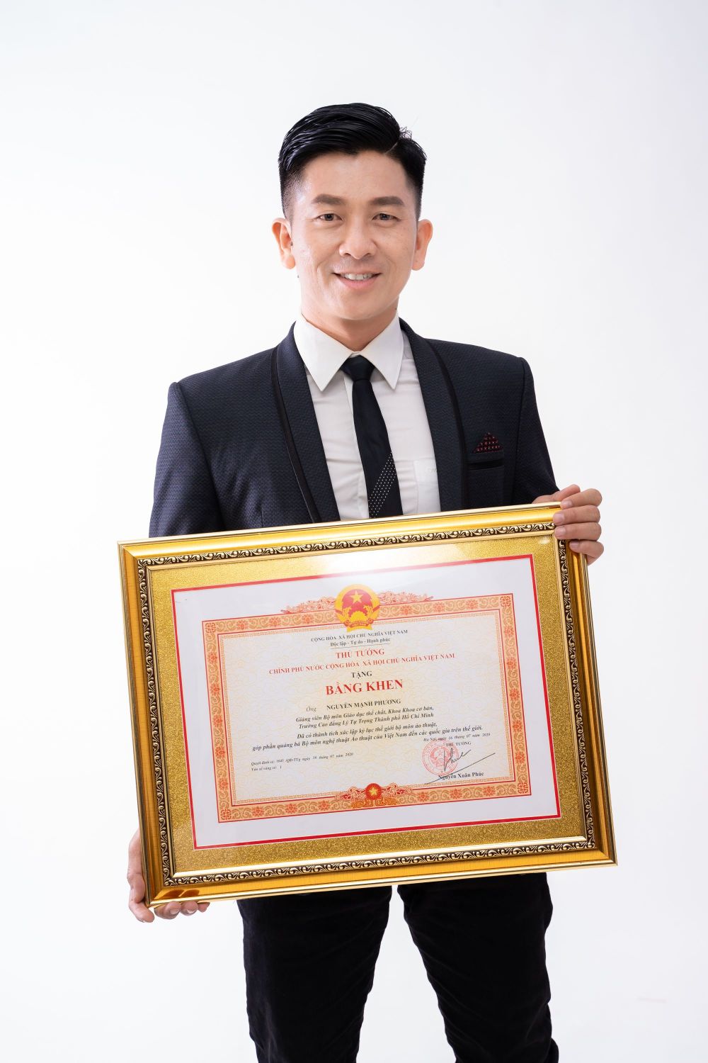 Nguyễn Phương 2 Ảo thuật gia   Kỷ lục gia thế giới Nguyễn Phương vinh dự nhận bằng khen của Thủ tướng