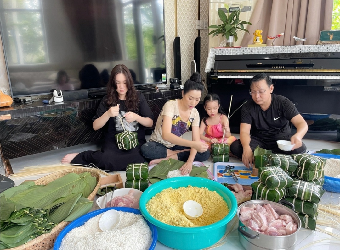 Screenshot 20210209 073353 Trịnh Kim Chi cùng chồng và 2 cô công chúa gói bánh chưng đón Tết