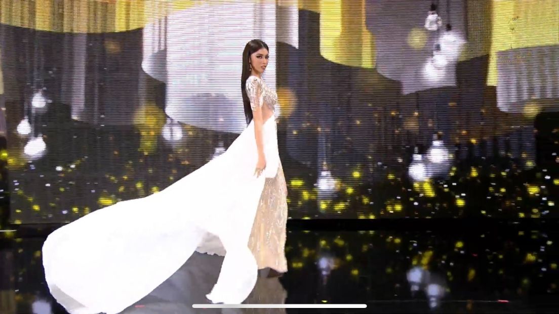A HAU NGOC THAO BAN KET 10 Ngọc Thảo xoay váy đỉnh cao trong đêm Bán kết, fan thích thú gọi tên Miss bấm quẻ