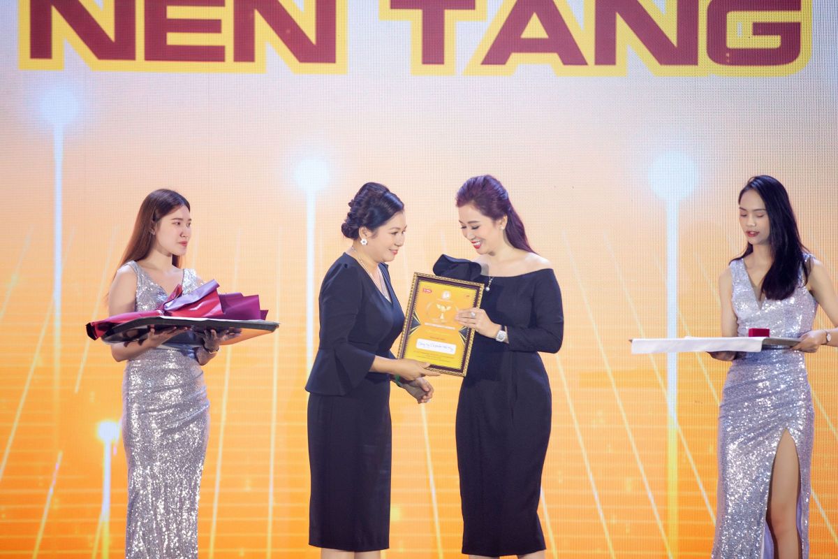 Chị Nguyễn Thu Hương TGĐ Nam Hương Group trao kỷ niệm chương cho Nhà cung cấp vào Dự án WSUN Diễn Đàn Phụ Nữ Khởi Nghiệp Trên Nền Tảng Số: Mở ra nhiều cơ hội cho phụ nữ Việt