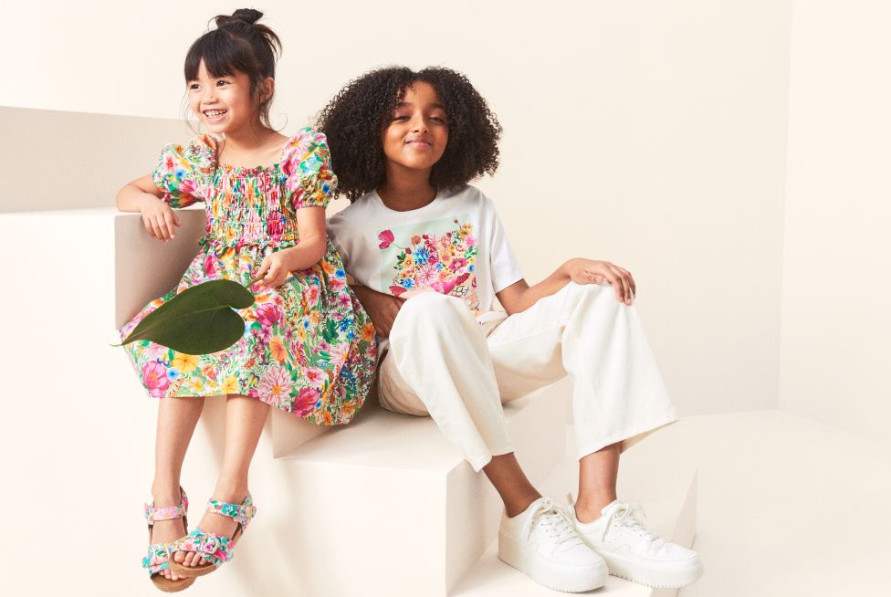 HM 1 H&M hợp tác với họa sĩ Angela Mckay ra mắt BST thời trang bền vững cho trẻ em