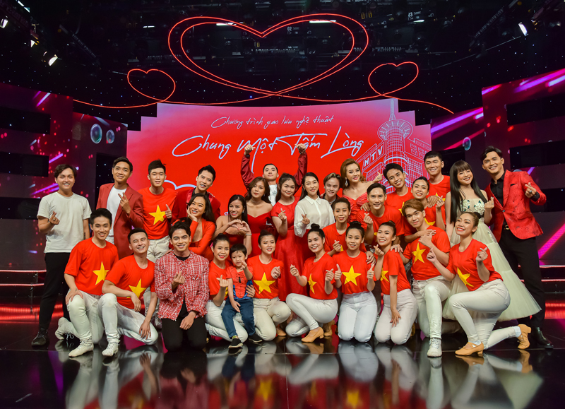 HTV10 Đạo diễn Lê Việt tiết lộ phải đắn đo lựa chọn bài hát vì nghệ sĩ tham dự Chung một tấm lòng đông quá