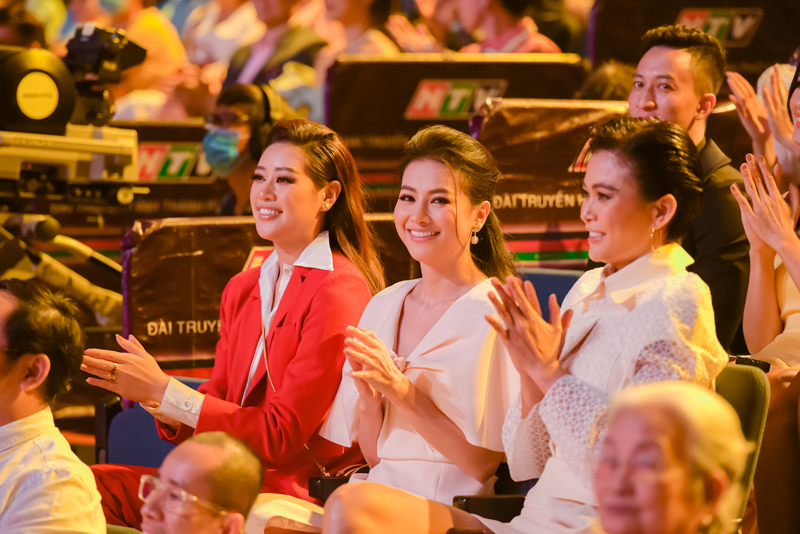HTV6 Đạo diễn Lê Việt tiết lộ phải đắn đo lựa chọn bài hát vì nghệ sĩ tham dự Chung một tấm lòng đông quá