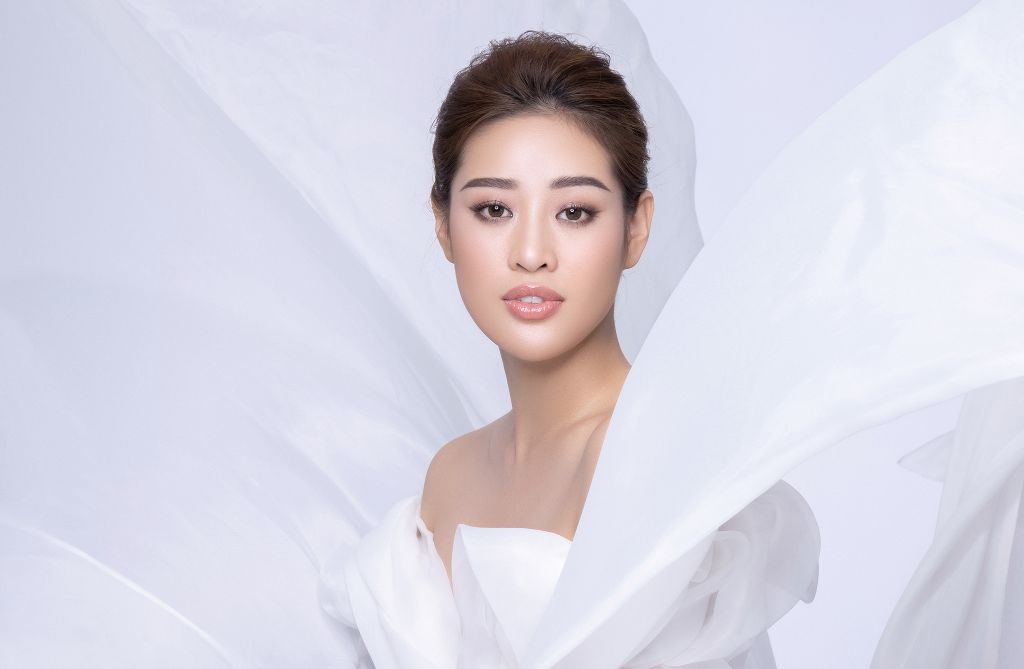 Hoa hau Khanh Van1 Hoa hậu Khánh Vân kể câu chuyện đầy ý nghĩa từ những dải lụa qua bộ ảnh mới