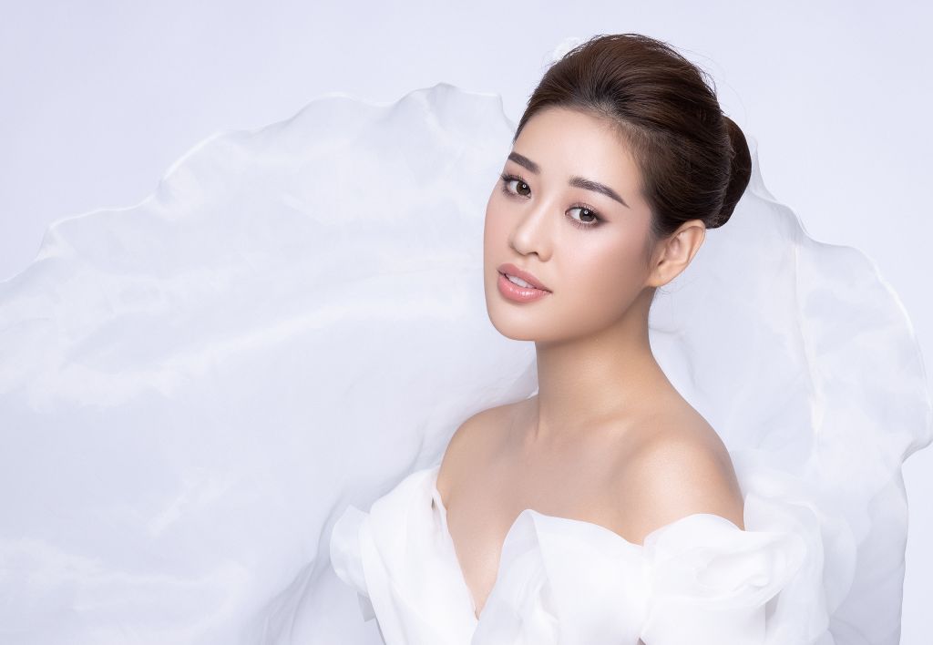 Hoa hau Khanh Van3 Hoa hậu Khánh Vân kể câu chuyện đầy ý nghĩa từ những dải lụa qua bộ ảnh mới