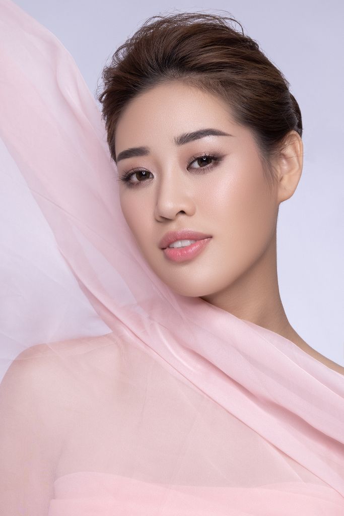 Hoa hau Khanh Van8 Hoa hậu Khánh Vân kể câu chuyện đầy ý nghĩa từ những dải lụa qua bộ ảnh mới