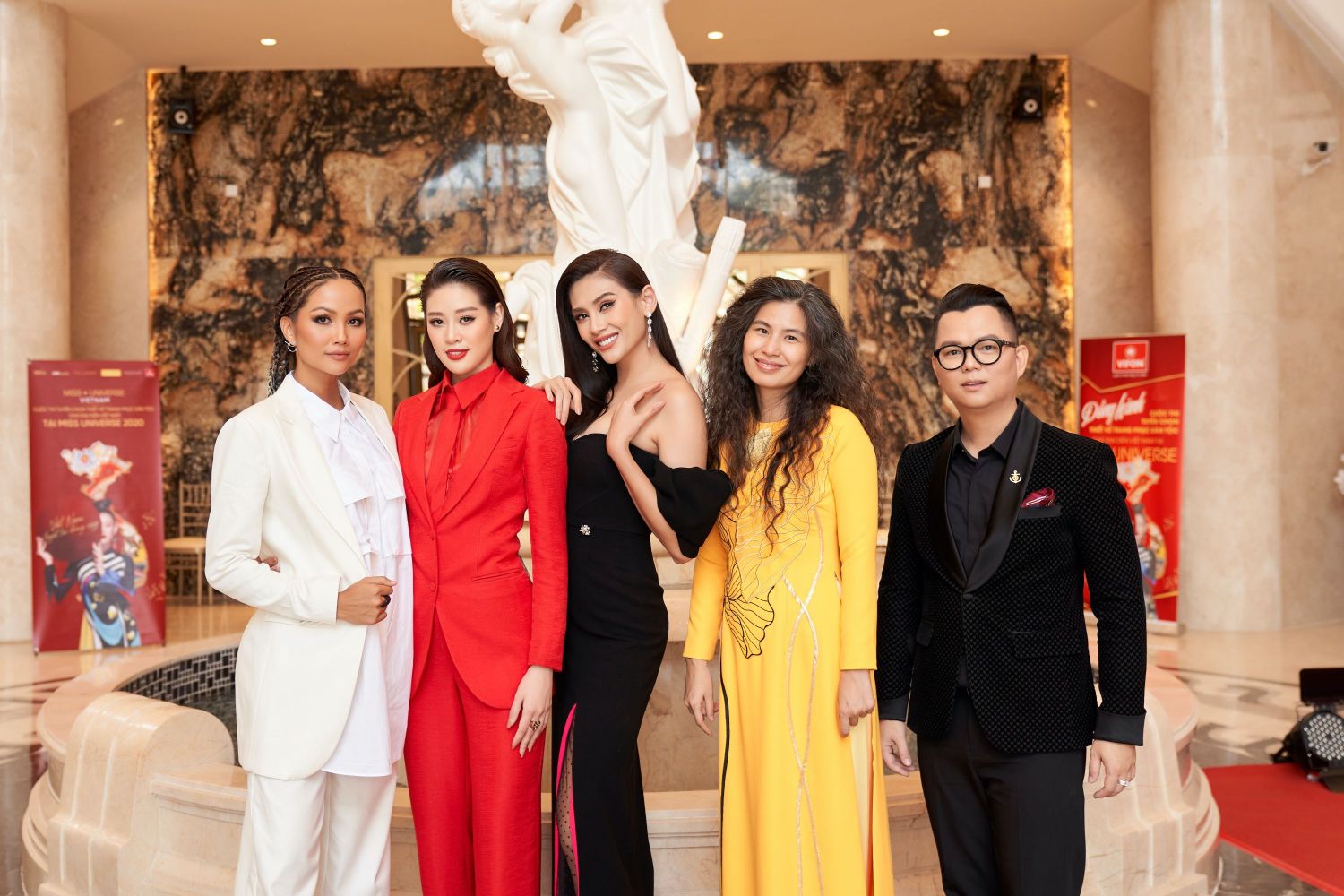 Hoi dong giam khao va Hoa hau Khanh Van1 Tập 2 Road To Miss Universe: Cuộc đối đầu không khoan nhượng của các thiết kế trang phục dân tộc