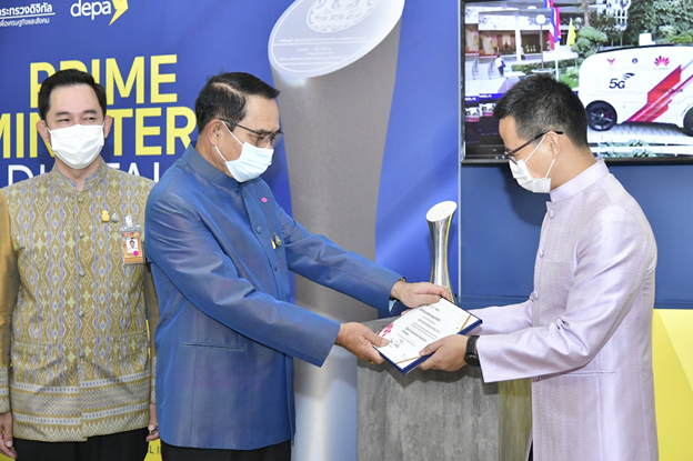 Huawei Thailand CEO Receives PM Award from Prime Minister2 Huawei Thái Lan nhận Giải thưởng Công ty Quốc tế Kỹ thuật số của Năm do Thủ tướng trao tặng