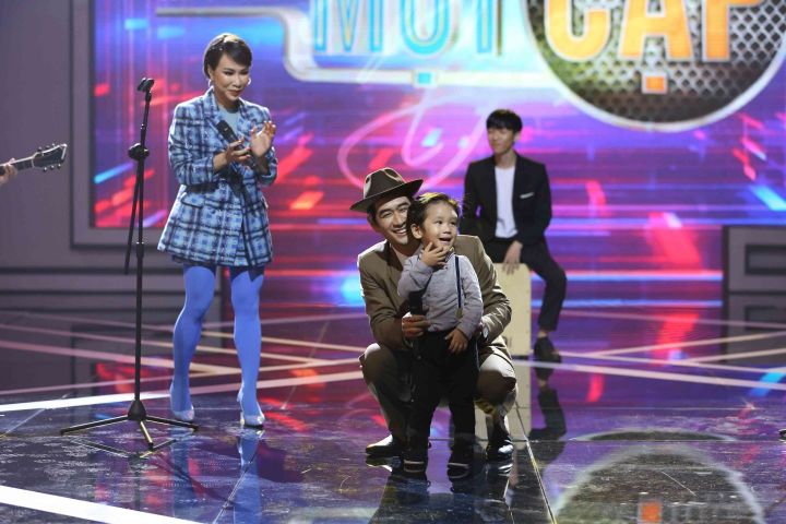 Uyên Linh 2 cha con Ngọc Hồ và MC Anh Huy Uyên Linh bật cười khi con trai 3 tuổi của Ngọc Hồ lên sân khấu bắn tim siêu ngọt