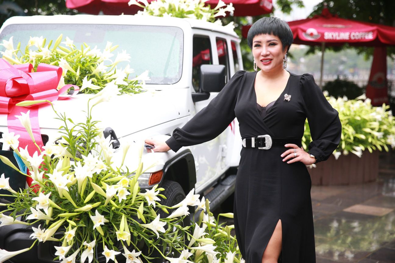 Ca sĩ Doanh nhân – Nguyễn Thu Trang 1 Ca sĩ Doanh nhân Nguyễn Thu Trang sở hữu xe khủng của Mỹ   Jeep Wrangler lần đầu tiên có mặt tại Hà Nội