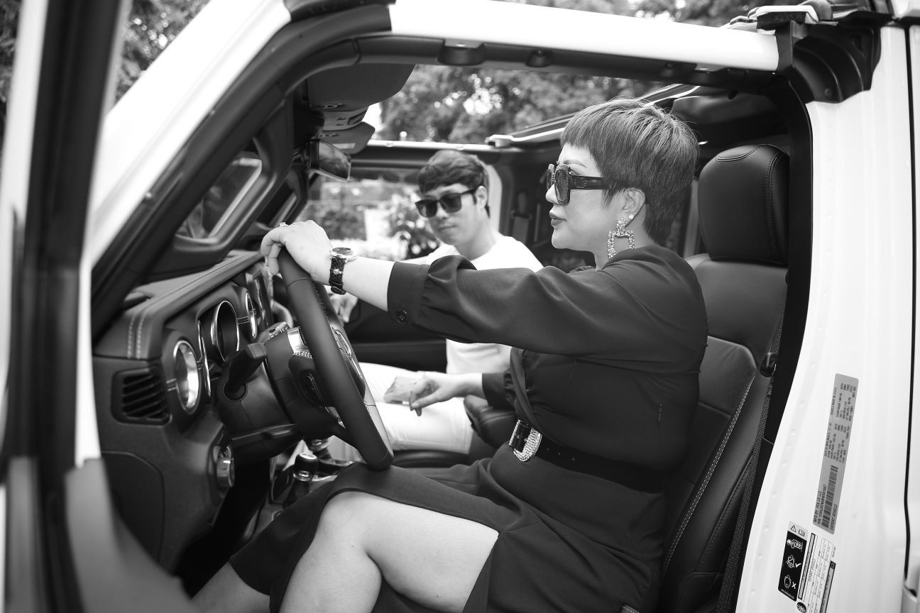 Ca sĩ Doanh nhân – Nguyễn Thu Trang 2 Ca sĩ Doanh nhân Nguyễn Thu Trang sở hữu xe khủng của Mỹ   Jeep Wrangler lần đầu tiên có mặt tại Hà Nội