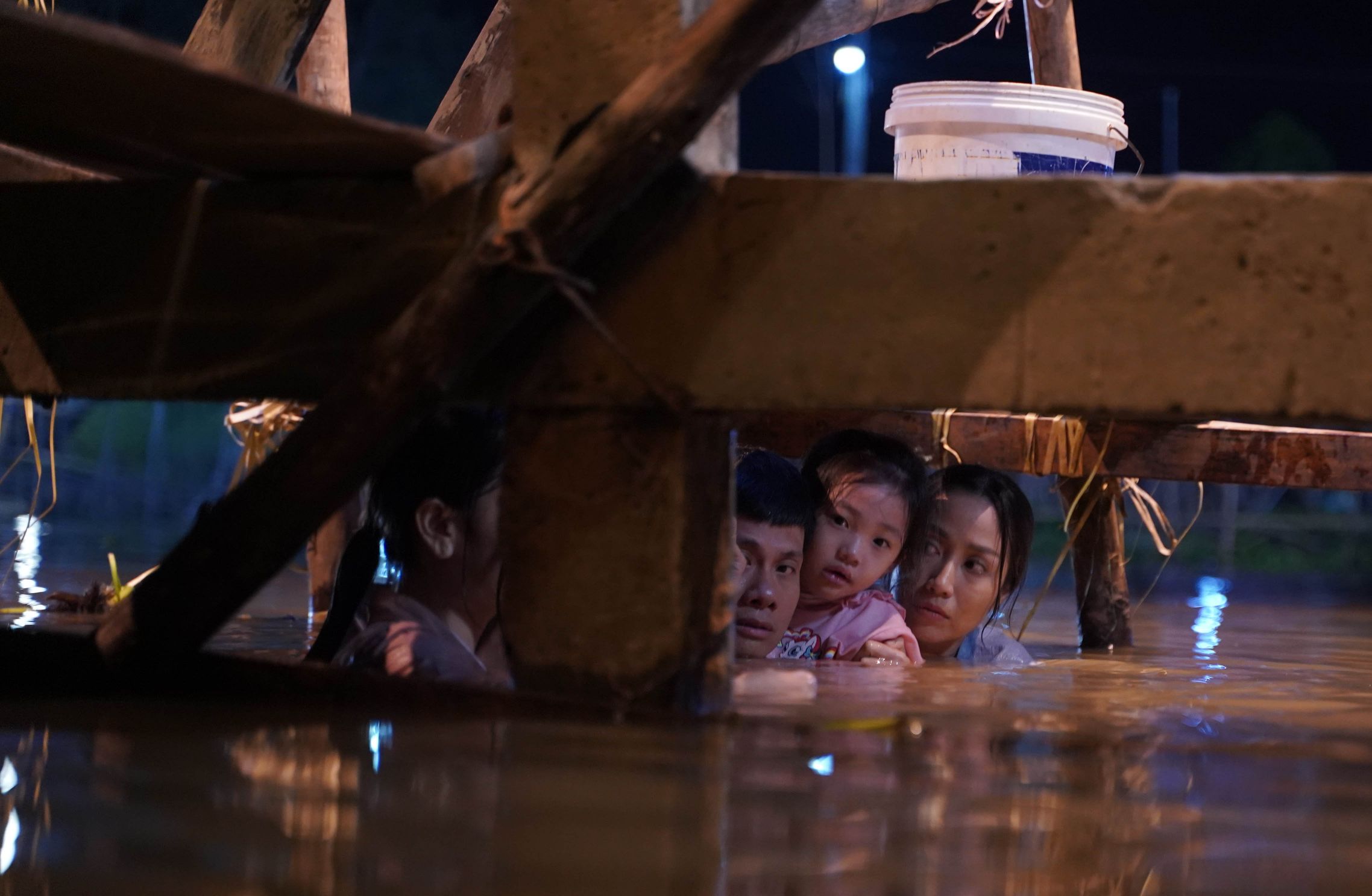 Dàn diễn viên ngâm mình dưới nước Lý Hải hành xác ekip đến ba giờ sáng trong bể nước lạnh vì Lật Mặt: 48