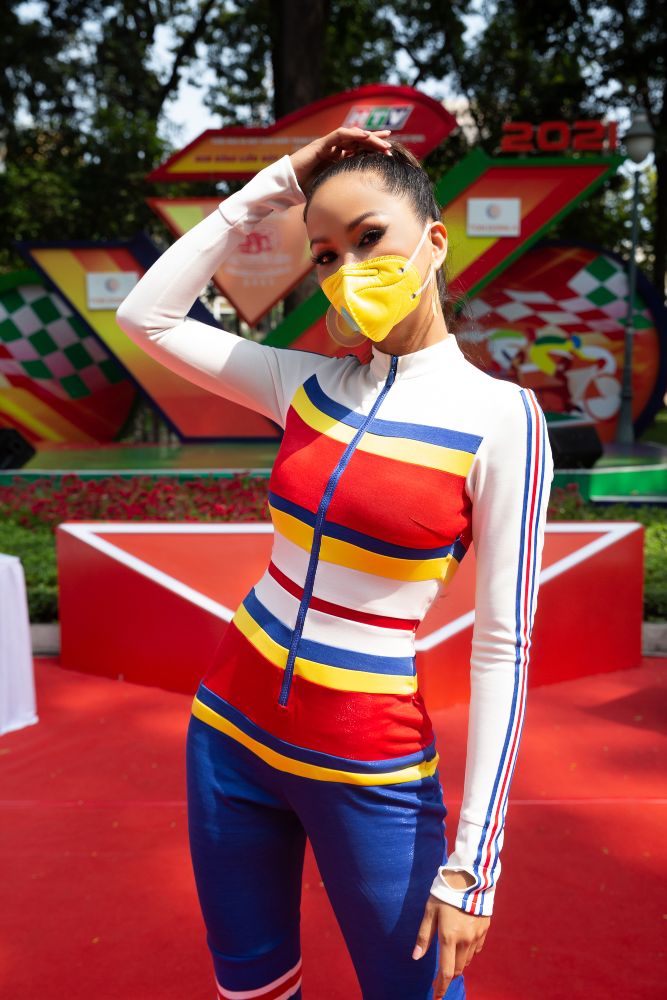 Hoa hau Hhen Nie Dua xe dap TPHCM3 Hoa hậu H’Hen Niê đeo khẩu trang, diện đồ thể thao chào đón các tay đua xe đạp