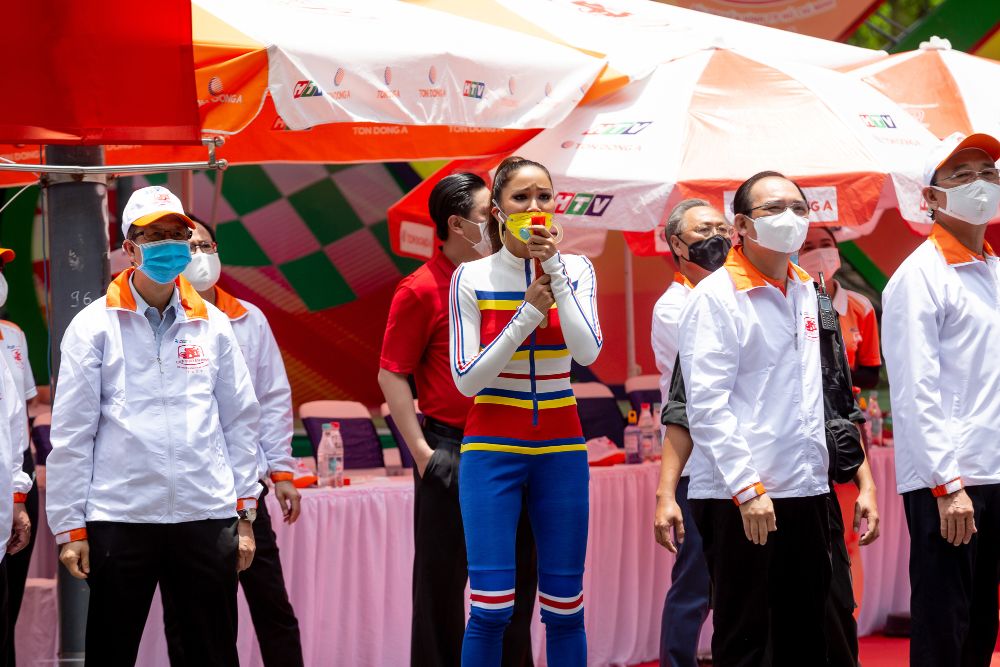 Hoa hau Hhen Nie Dua xe dap TPHCM34 Hoa hậu H’Hen Niê đeo khẩu trang, diện đồ thể thao chào đón các tay đua xe đạp