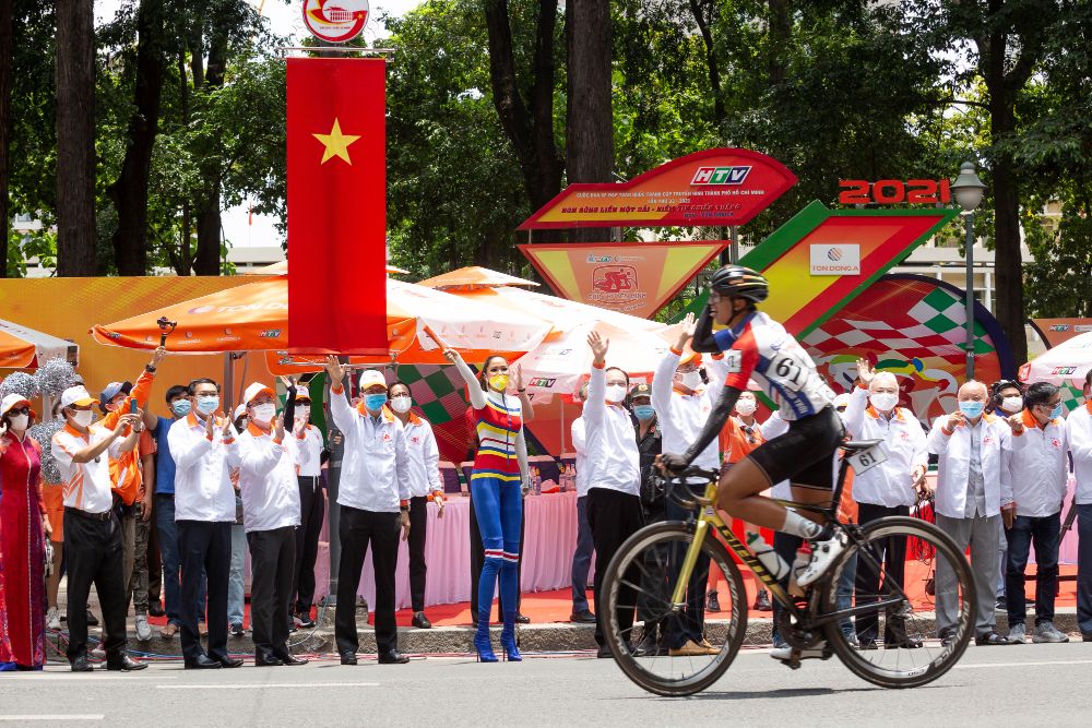 Hoa hau Hhen Nie Dua xe dap TPHCM35 Hoa hậu H’Hen Niê đeo khẩu trang, diện đồ thể thao chào đón các tay đua xe đạp