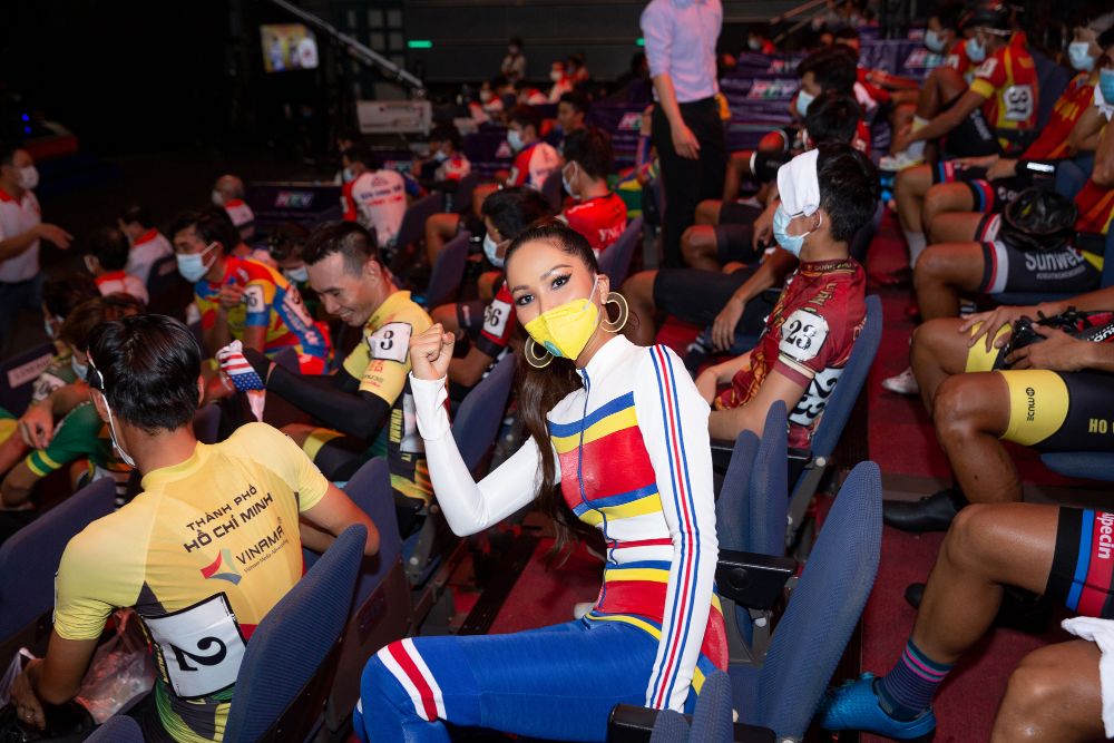 Hoa hau Hhen Nie Dua xe dap TPHCM40 Hoa hậu H’Hen Niê đeo khẩu trang, diện đồ thể thao chào đón các tay đua xe đạp