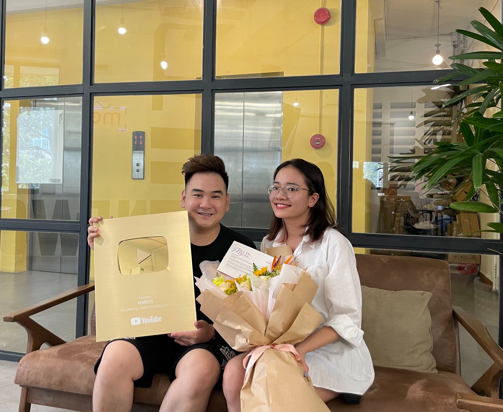 nut vang 2 Nút vàng youtube chính thức về tay Streamer giàu nhất Việt Nam Xemesis