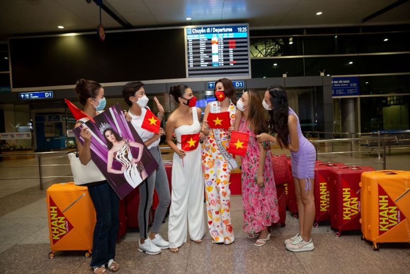 Hoa hau Khanh Van ngay len duong75 Khám phá bên trong 15 chiếc vali Hoa hậu Khánh Vân mang đến Miss Universe