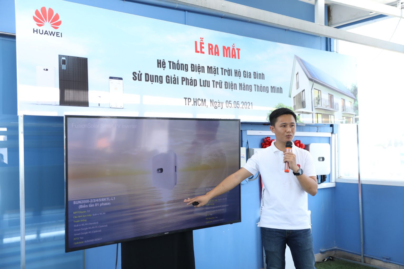 Đại diện Huawei chia sẻ về sản phẩm điện mặt trời của Huawei 1 Huawei ra mắt dự án điện mặt trời áp mái hộ gia đình đầu tiên sử dụng bộ lưu trữ thông minh ở Việt Nam
