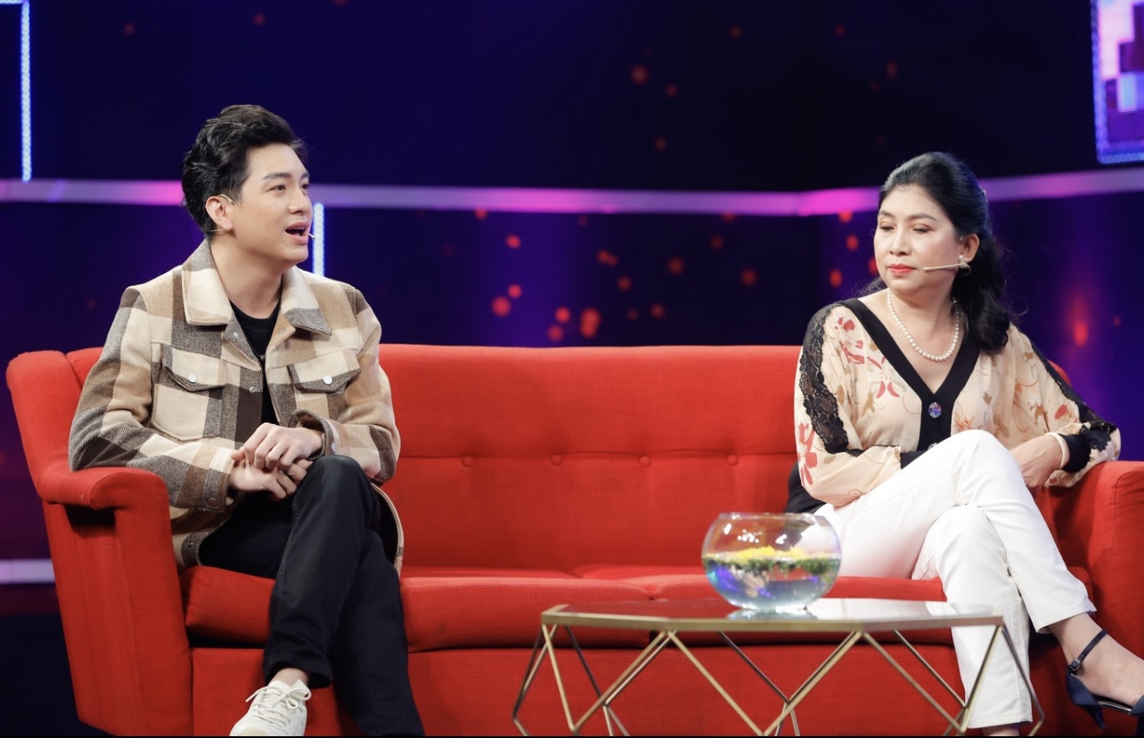  Diễn viên hài Hữu Đằng bật khóc khi trải lòng cùng mẹ trên sóng truyền hình