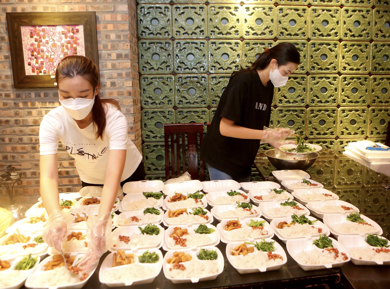  Hoa hậu Đỗ Mỹ Linh, Lương Thuỳ Linh, Đỗ Hà phát hàng ngàn phần cơm phục vụ cho người dân khó khăn tại Hà Nội