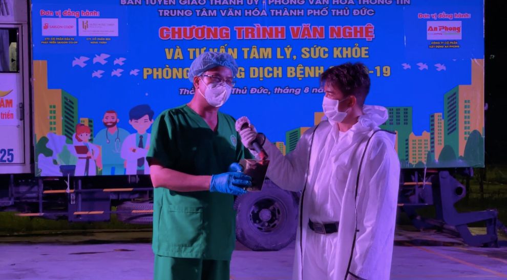 dam vinh hung 1 2 Đàm Vĩnh Hưng tặng 300 triệu đồng và gần 1500 hộp cá cho y bác sĩ bệnh viện dã chiến Thủ Đức