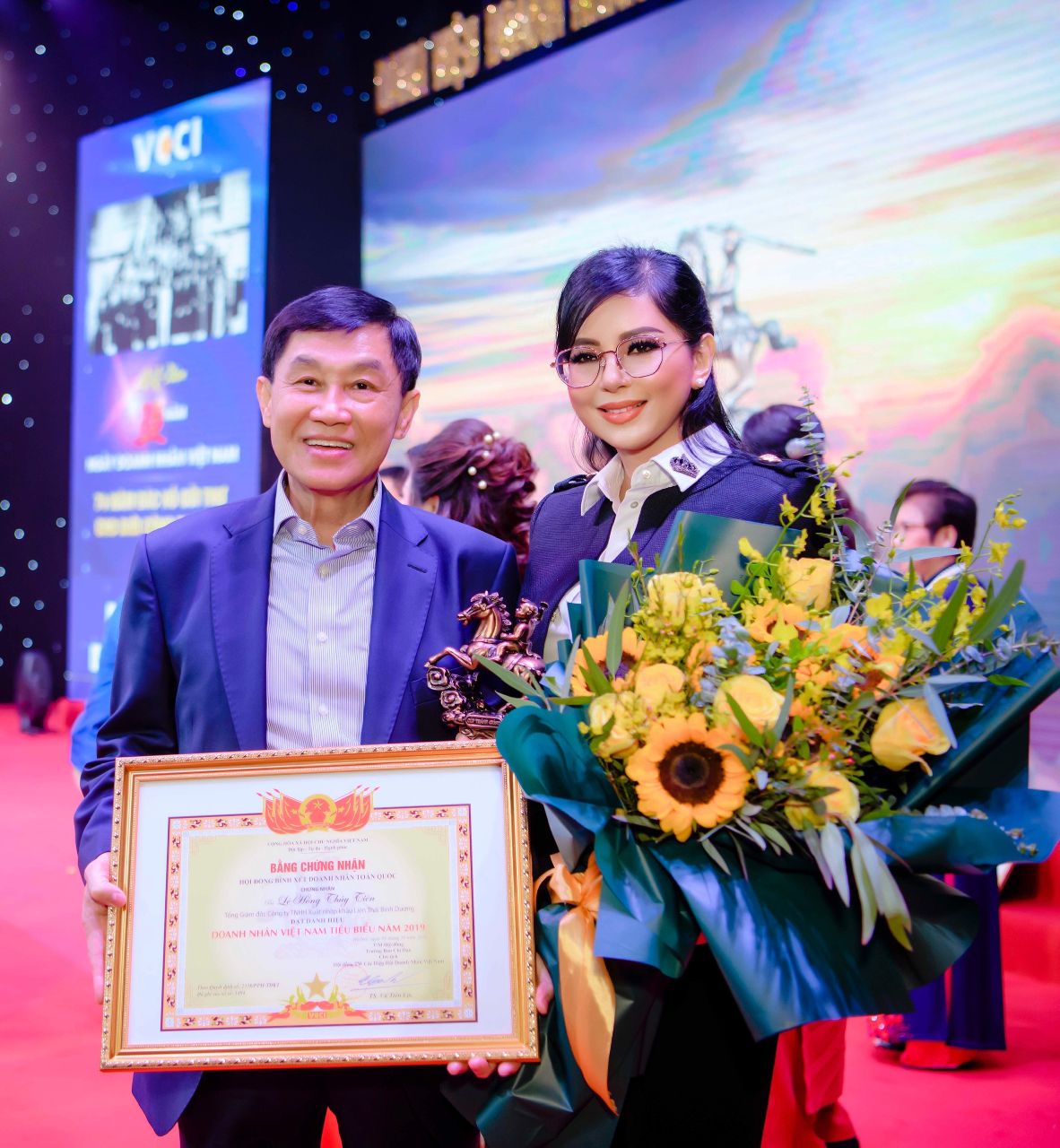 Ba Thuy Tien cung chong la ong Johnathan Hanh Nguyen CEO Tập đoàn Liên Thái Bình Dương nhận Huân chương công trạng – Tước hiệu Hiệp sĩ   Ngôi sao Ý