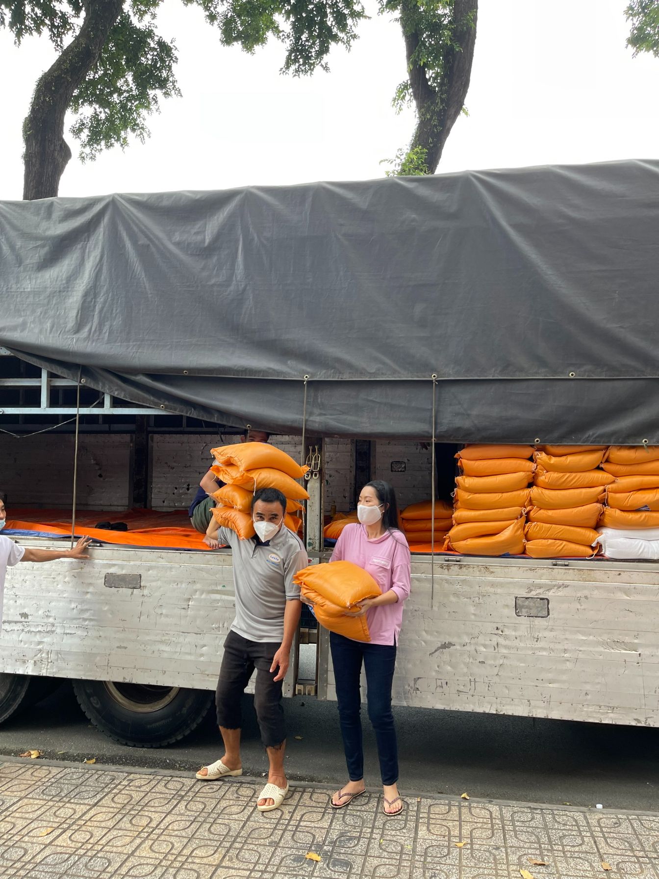 NSƯT Trịnh Kim Chi nhận 10 tấn gạo từ thiện của MC Quyền Linh 1 NSƯT Trịnh Kim Chi nhận 10 tấn gạo từ MC Quyền Linh, dốc lòng giúp đỡ các nghệ sĩ nghèo mùa dịch