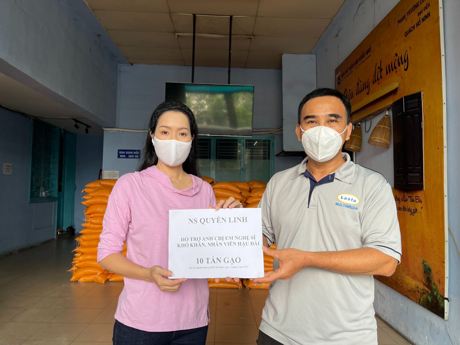 NSƯT Trịnh Kim Chi nhận 10 tấn gạo từ thiện của MC Quyền Linh 6 NSƯT Trịnh Kim Chi nhận 10 tấn gạo từ MC Quyền Linh, dốc lòng giúp đỡ các nghệ sĩ nghèo mùa dịch