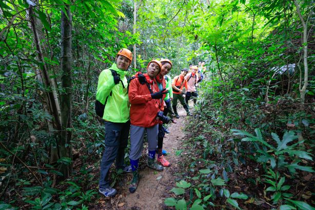 28 Hoang My Tú Làn Đi đường rừng đến Hang Tiên 5 Cùng á hậu Hoàng My du lịch mùa lũ, ngắm thiên nhiên tuyệt vời của Quảng Bình