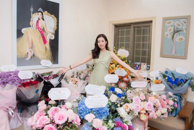 HOA HAU DO MY LINH 24 Đỗ Mỹ Linh được dàn Hoa Á hậu tổ chức sinh nhật với siêu xe đầy hoa khiến ai cũng trầm trồ